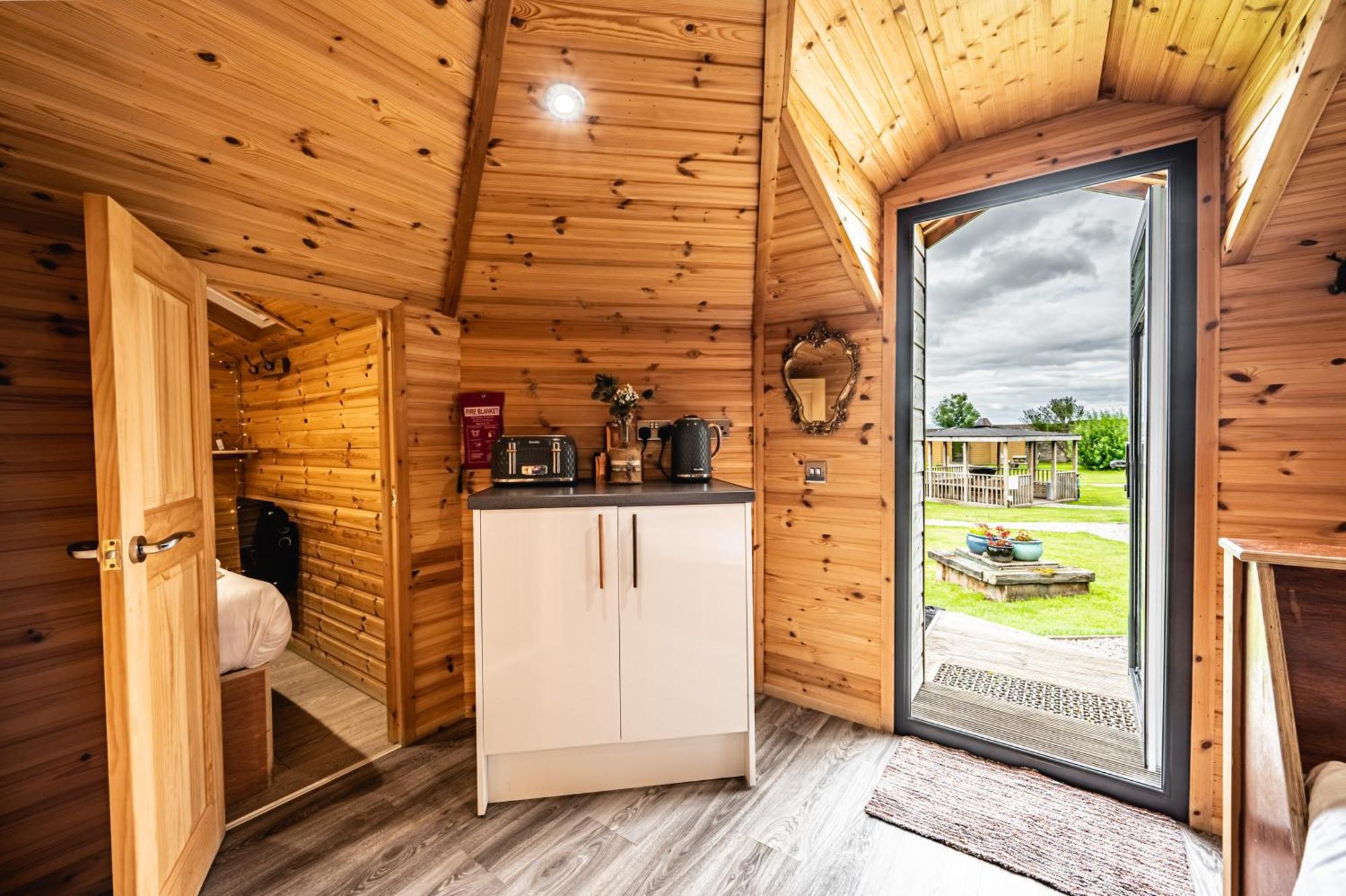 Delny Glamping And Farm Animals Hotel Invergordon Ngoại thất bức ảnh